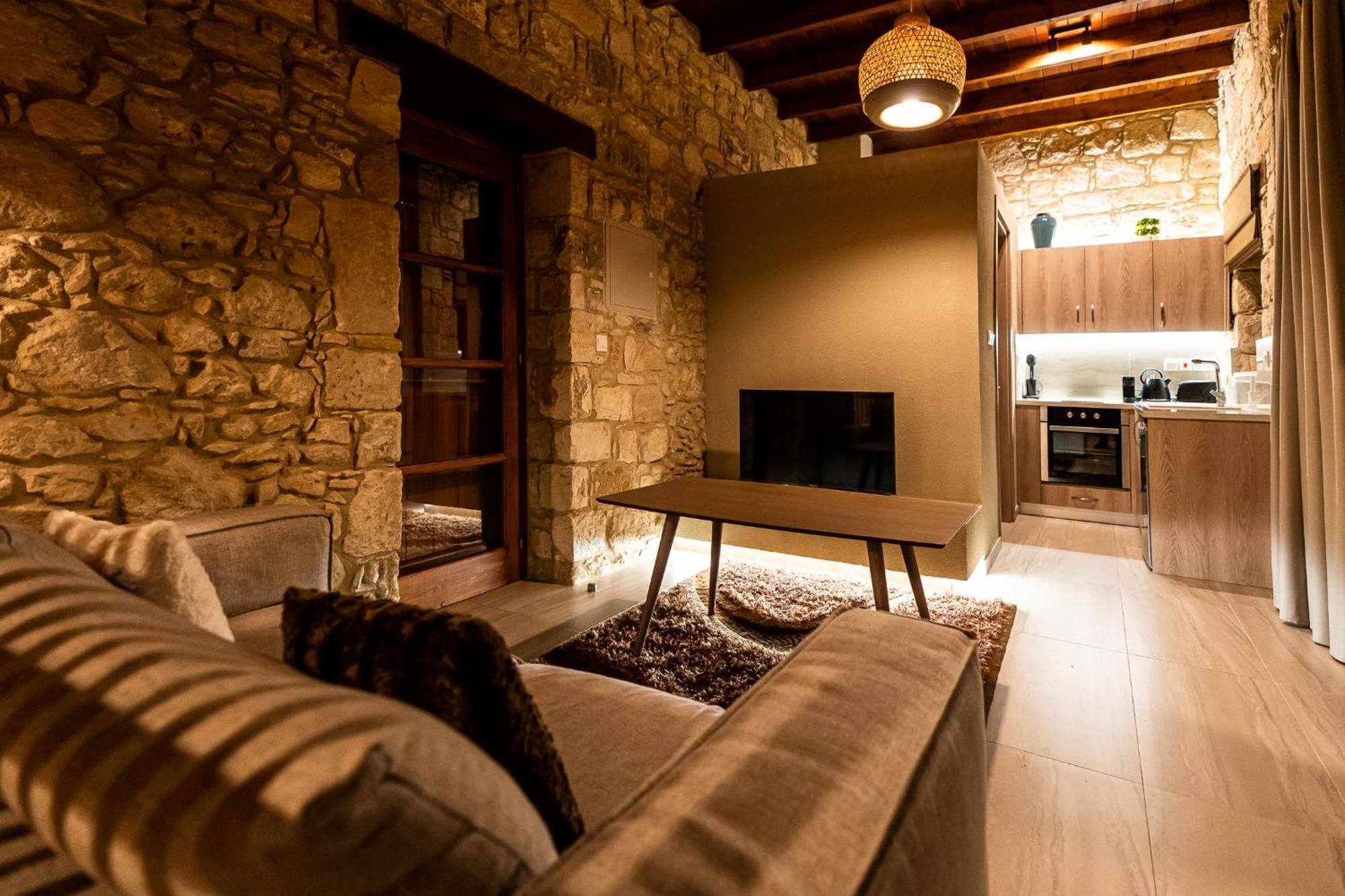 Harma Traditional Boutique Suites Paphos Habitación foto